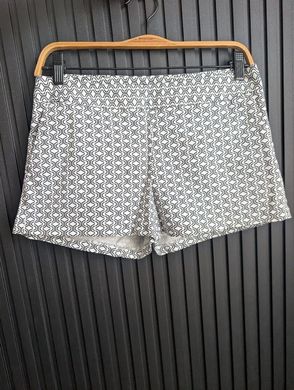 Express black and white geometric print mini shorts with a side zipper Size 2